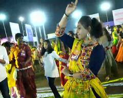 Navratri 2022: નવરાત્રીની પહેલી રાત્રે અમદાવાદ, સુરતમાં જામ્યો ગરબાનો રંગ, જુઓ શાનદાર તસવીરો