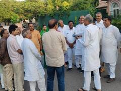 In Pics: सियासी संकट के बीच CM से मिले कई MLAs, अशोक गहलोत का बॉडी लैंग्वेज क्या कहता है?