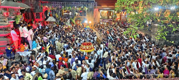 नवरात्रौत्सवाच्या पूर्वसंध्येपासूनच नवरात्र मंडळांच्या वतीने मशाल ज्योती नेण्यासाठी मंडळांच्या कार्यकर्त्यांनी गर्दी केली होती.