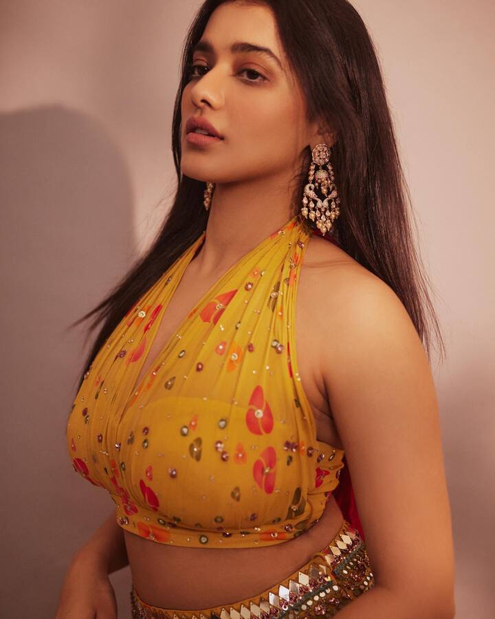 ఢిల్లీలో పుట్టి పెరిగింది కేతికా. రొమాంటిక్ సినిమా ద్వారా సినీ ఇండస్ట్రీలోకి అడుగుపెట్టింది.-Image credit: Kethika Sharma/Instagram