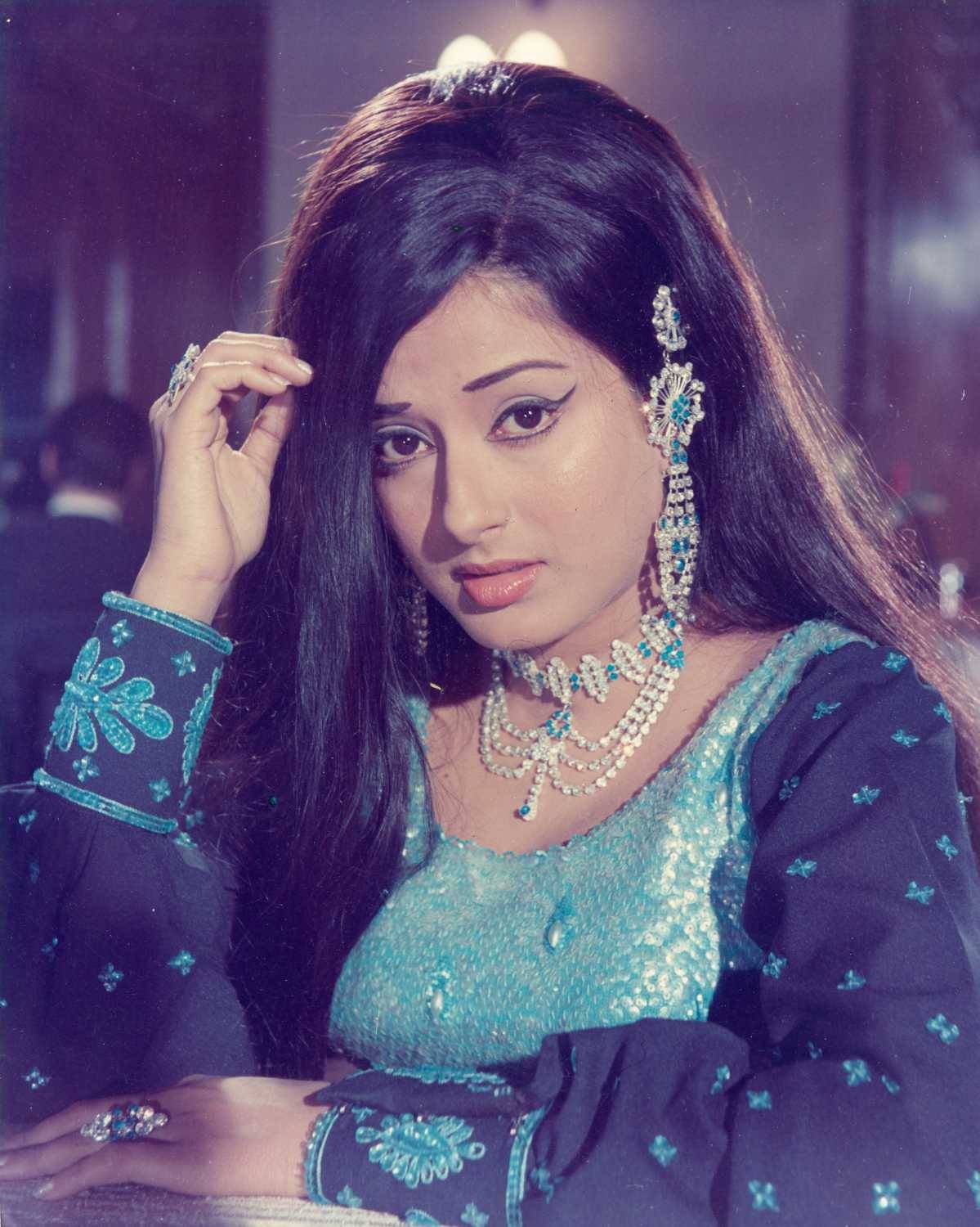 Moushumi Chatterjee - Wikipedia