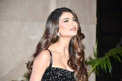 ब्लैक कलर की चमचमाती ड्रेस पहन ग्रीन कार्पेट पर पोज़ देती दिखीं पलक तिवारी, ग्लैमरस अदाओं से लूट ली मफफिल !