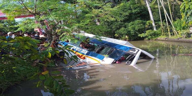 A bus loaded with passengers overturned in a pond in Purba Medinipur, police at the scene Purba Medinipur: পূর্ব মেদিনীপুরে পুকুরে যাত্রী বোঝাই বাস উল্টে দুর্ঘটনা, ঘটনাস্থলে পুলিশ