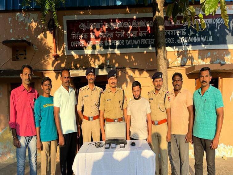 Bihar youth arrested for selling illegal software TNN Crime: சட்டவிரோதமான இணையதள மென்பொருள் விற்பனை -  பீகார் வாலிபர் கைது