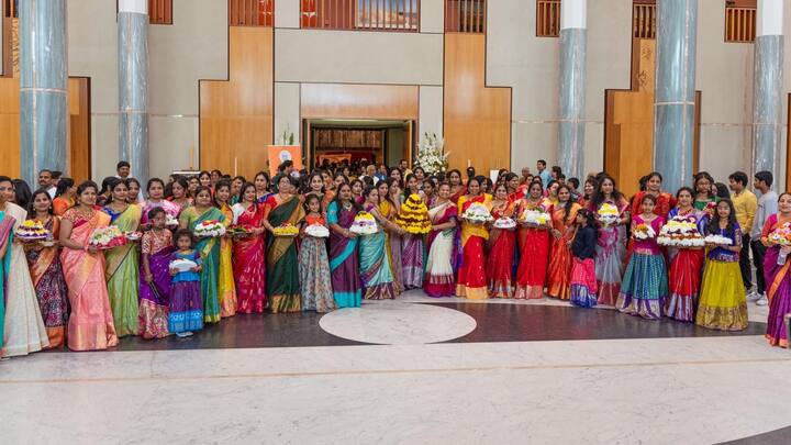 చిన్నారులు, తెలుగు కుటుంబ సభ్యులు విశేషంగా పాల్గొనడంతో క్యాన్ బెర్రా పార్లమెంట్ ఎదుట పండగ వాతావరణం నెలకొoది.