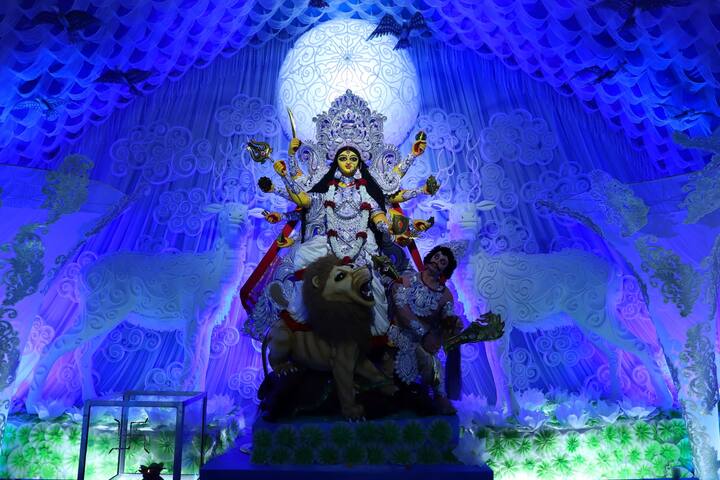 मंडळाच्यावतीने यंदा निमंत्रण असलेल्या पास धारकांसाठी मुंबई येथील लाईव बॅन्डचीही व्यवस्था असून फक्त निमंत्रितांसाठी गरबा खेळण्याची सोयही करण्यात आली आहे.