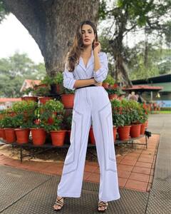 भीगे मौसम में किसके ख्यालों में खोईं Rhea Chakraborty? व्हाइट जंपसूट में शेयर कीं ऐसी ग्लैमरस तस्वीरें