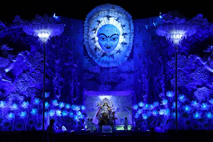 मंडळाच्यावतीने दरवर्षीप्रमाणे यंदाही वैशिष्ट्यपूर्ण चित्र प्रदर्शन भरविण्यात आले आहे. यंदा लडाख ते कन्याकुमारी असा संपूर्ण भारत आपल्या सेवा कार्याने व्यापणाऱ्या राष्ट्रीय स्वयंसेवक संघाच्या सेवाकार्याची गाथा सचित्र दर्शनाद्वारे मांडण्यात आली आहे.