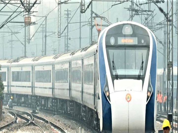 इंजन की खास क्षमताओं के साथ ही वंदे भारत की खासियत इसकी शेप भी है. ये पूरी ट्रेन एयरोडायनमिक शेप में है. इसकी नोज यानि फ्रंट की बात की जाए तो वो एक कोन शेप का है जो हवा को तेजी से काटता है. साथ ही ट्रेन में कहीं भी ऐज नहीं है. ध्यान से देखने पर इस ट्रेन के हर कोने को राउंडनेस या फिर कहें स्लोप दिया गया है. जिससे हवा तेजी से इस पर कटने की जगह स्लिप करती है और इसे आगे की ओर धकेलती है.