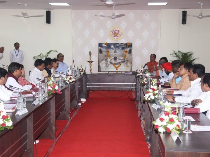 MP Council Ministers Meeting Ujjain Mahakal sit on the CM chair former bureaucrat objected MP: कैबिनेट बैठक में CM शिवराज की कुर्सी पर विराजमान थे महाकाल, पूर्व नौकरशाहों ने जताई आपत्ति