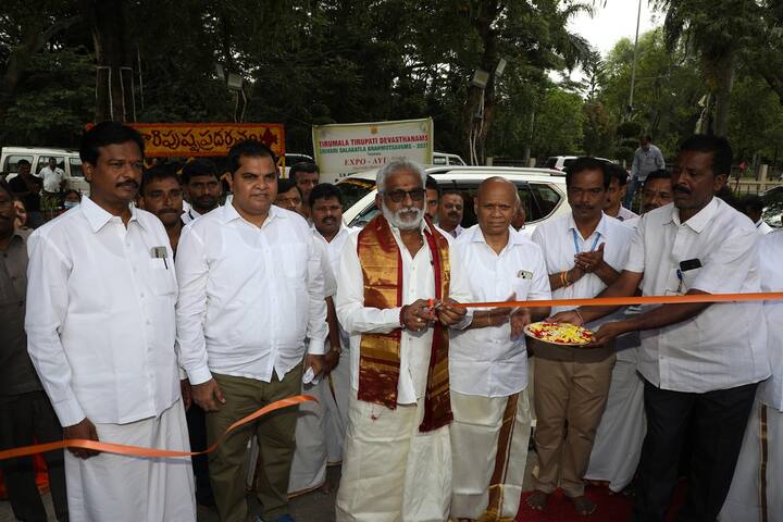 పుష్పప్రదర్శన ప్రారంభించిన టీటీడీ ఛైర్మన్‌