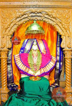 In Pics : नवरात्रीला आज रुक्मिणीमातेला मारवाडी पोशाख तर विठुराया नटला पारंपरिक हिरेजडित दागिन्यात