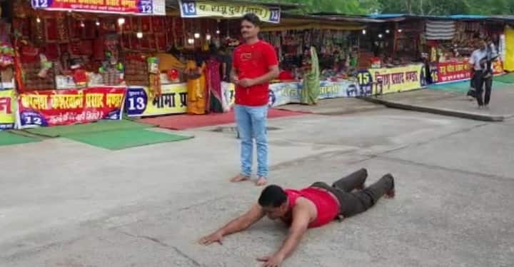 त्रिपुर सुंदरी मंदिर के पुजारी रमाकांत दुबे बताते हैं कि मां त्रिपुर सुंदरी मंदिर का इतिहास सौ-दो सौ साल पुराना नहीं बल्कि हजारों साल पुराना है. मान्यता है कि त्रिपुर सुंदरी मां कलचुरी राजा महादानवीर कर्ण की कुलदेवी थी. कर्ण त्रिपुर सुंदरी मां की श्रद्धा भाव से सेवा करता था. त्रिपुर सुंदरी मां ने कर्ण को वरदान दिया था कि वह चाहे जितना भी दान कर ले, उसके खजाने में हमेशा सवा मन सोना बना रहेगा.