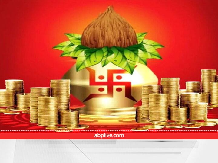 धार्मिक किताबें - जिस पलंग पर आप सोते हैं उस पर या उसके अंदर कभी कोई भी धार्मिक वस्तु न रखें. ऐसा करना आपको पाप का भागी बनाता है. धर्म से जुड़ी किताबें, यंत्र, आदि बहुत पवित्र होते हैं और सोने का पलंग अपवित्र माना जाता है. ऐसा करने पर पति-पत्नी के रिश्तों में कड़वाहट आती है.