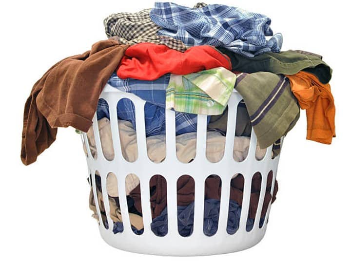 गंदे-पुराने कपड़े - आमतौर पर कई लोग इस्तेमाल किए हुए कपड़े अपनी अलमारी से हटा देते हैं और उनकी गठरी बांधकर पलंग में रख देते हैं. वास्तु के अनुसार ये अनुचित है. पुराने, गंदे और फटे कपड़े बेड में रखने से दरिद्रता आती है. पैसा पनी की तरह बहने लगता है.