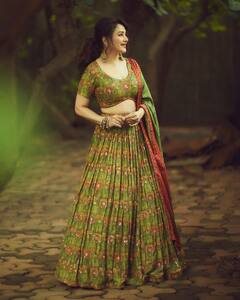 Madhuri Dixit Pics: लहंगा चोली में जब माधुरी दीक्षित ने गिराईं बिजलियां, धक-धक गर्ल के इस हसीन लुक पर फिदा हुए फैंस