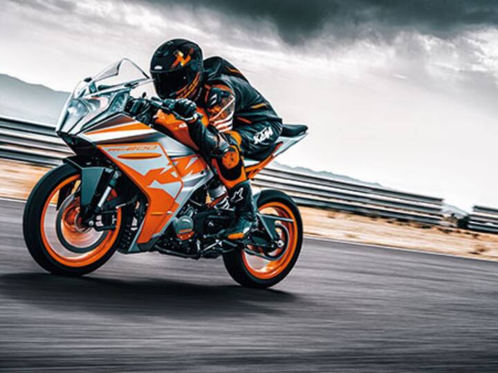 या बाईकमध्ये कंपनीने ब्लूटूथ सक्षम TFT इन्स्ट्रुमेंट डिस्प्ले दिला आहे, जो म्युसिक कंट्रोल , कॉल /एसएमएस अलर्ट आणि टर्न नेव्हिगेशन सारख्या फीचर्ससह सुसज्ज आहे. यात KTM च्या सुपरमोटो ABS मोड, कॉर्नरिंग ABS, क्विक-शिफ्टरसह कॉर्नरिंग ट्रॅक्शन कंट्रोल सिस्टमसह अनेक फीचर्स मिळतात.