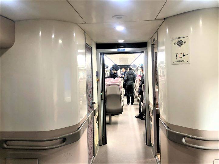 वहीं इसके साथ 8 डिब्बे इलेक्ट्रिक मोटर से लैस भी हैं. जो इसकी पावर को बूस्ट कर के 12 हजार हॉर्स पावर तक ले जाते हैं. इस कारण से इसे सेमि हाईब्रिड कहना भी गलत नहीं होगा.यही कारण है कि वंदे भारत का पिकअप और टॉप स्पीड अचानक आसमान छूती है.