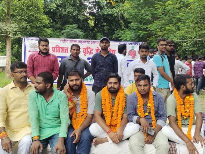 Prayagraj jdu leader joins allahabad university student protest Nitish Kumar ann Prayagraj: चुनाव लड़ने की चर्चाओं के बीच नीतीश कुमार के संदेश के साथ छात्रों के आंदोलन में शामिल हुए JDU के नेता