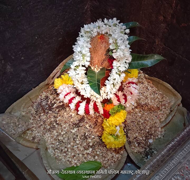 परंपरेप्रमाणे 8 वाजता घटस्थापना खातेदार श्रीपूजक शेखर मुनिश्वर यांनी मुख्य पुरोहित किरण लाटकर यांच्याकडून करून घेतली.