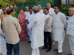 In Pics: सियासी संकट के बीच CM से मिले कई MLAs, अशोक गहलोत का बॉडी लैंग्वेज क्या कहता है?