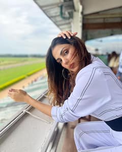 भीगे मौसम में किसके ख्यालों में खोईं Rhea Chakraborty? व्हाइट जंपसूट में शेयर कीं ऐसी ग्लैमरस तस्वीरें