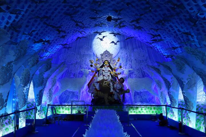 हा संपूर्ण देखावा इन्स्टॉल करण्यासाठी दोन महिन्यांचा कालावधी लागल्याचे निहार देबनाथ यांनी सांगितले.