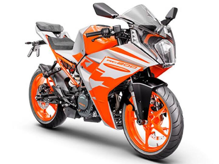 KTM RC 200 ला पूर्णपणे अड्जस्ट हँडलबार मिळतो. तसेच यात एलसीडी डिस्प्ले, एलईडी हेडलाइट देण्यात आले आहेत. या बाईकमध्ये सुपरमोटो मोडसह ABS आहे. यात 13.7 लीटरची इंधन टाकी आहे. याच्या मागील बाजूस अॅल्युमिनियम कास्ट आणि स्प्लिट पिलियन ग्रॅब देण्यात आला आहे.