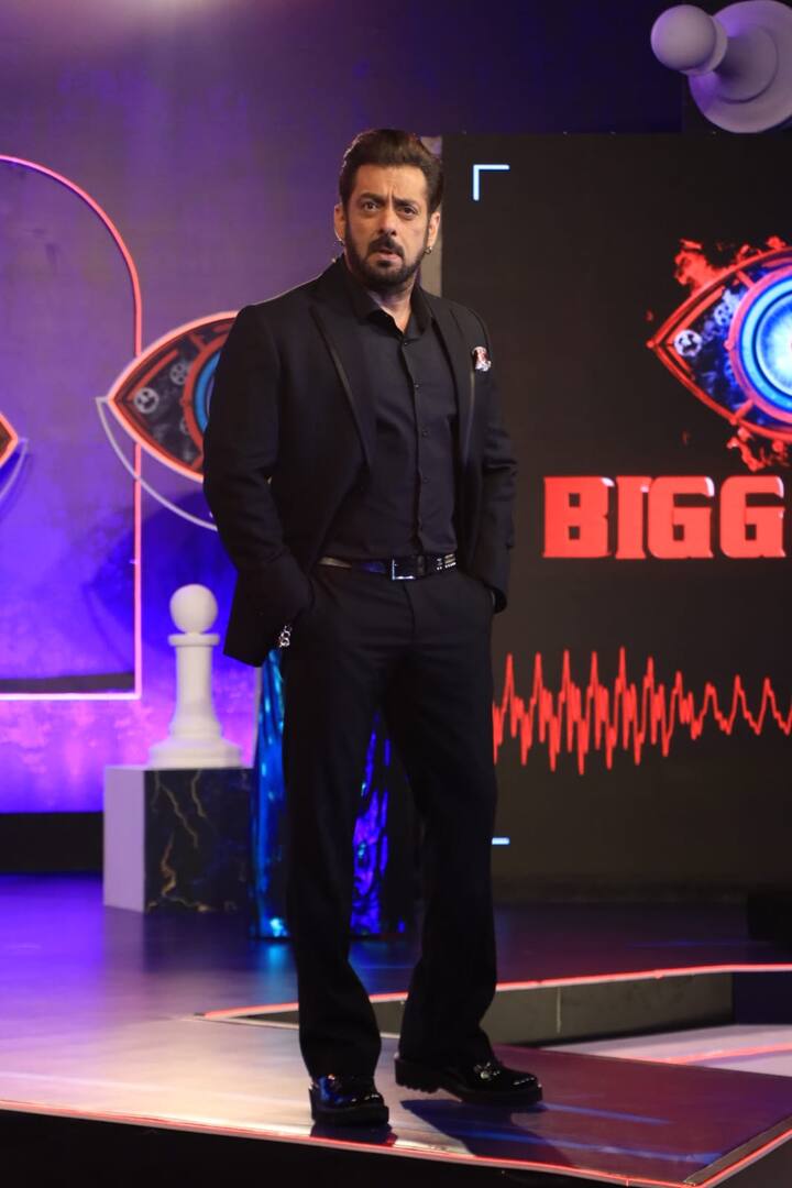 ‘బిగ్ బాస్ 16’ కోసం రూ.1000 కోట్ల రెమ్యునరేషన్ తీసుకుంటున్నట్లు వస్తున్న వార్తలను సల్మాన్ ఖాన్ కొట్టిపారేశారు.