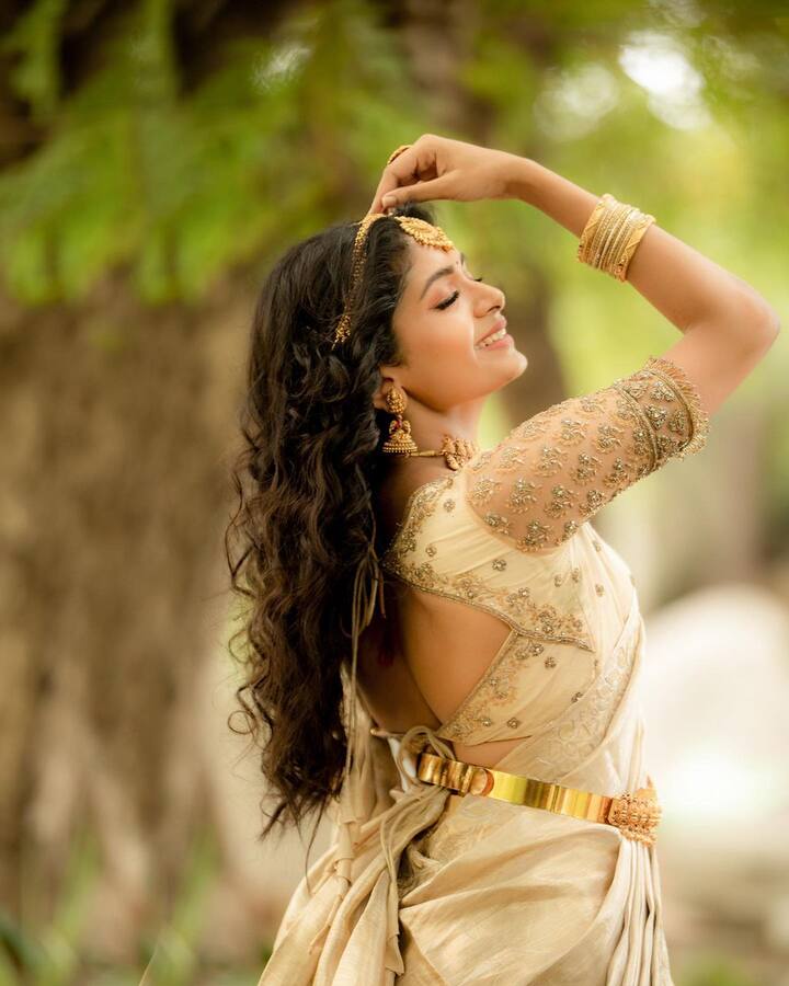 கருப்பட்டி கரைச்சு செஞ்சு வச்ச செலையா