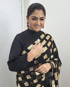 Actress Kushboo Sundar: காதல் கிரிக்கெட்டு விழுந்திருச்சு விக்கெட்டு..புடவையில் கலக்கும் குஷ்பு !
