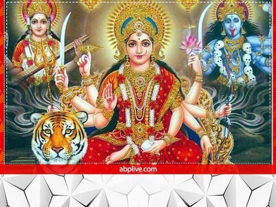 નવરાત્રી દરમિયાન તમારા ઘરના મુખ્ય દરવાજા પર માતાના ચરણ કુમકુમથી કરવા જોઈએ. ધ્યાન રાખો કે માતાના આ પગ ઘરની અંદરની તરફ આવવા જોઈએ. આમ કરવાથી માતાની કૃપા પ્રાપ્ત થાય છે.