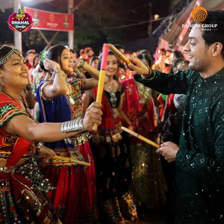 येथे फक्त सेलिब्रिटी उपस्थिती लावत नसून तर विद्यार्थ्यांसोबत गरबाचाही आनंद घेत आहेत.