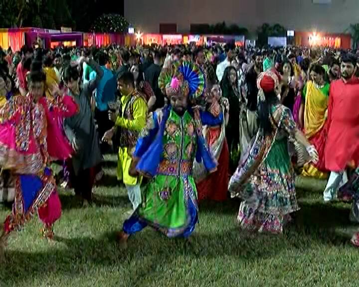 2 વર્ષ બાદ પાર્ટી પ્લોટમાં ફરી એકવાર જામ્યો રાસ, આકર્ષક ગરબા મૂવ્સ કરતા જોવા મળ્યાં ખેલૈયા