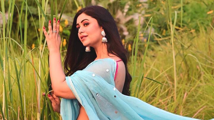 প্রাচ্য থেকে পাশ্চাত্য, সব সাজেই নজরকাড়া ঋতাভরী। এবার পুজোয় নায়িকার স্টাইল স্টেটমেন্ট কী? ঋতাভরী বললেন, 'আমি ভীষণ শাড়ি পরতে ভালোবাসি। তবে পুজোর সময় দূরে কোথাও যেতে হলে আনারকলি সালোয়ার কামিজ আমার প্রথম পছন্দ। হাঁটাচলা বেশি হয় বলে পুজোর সময় হিল পরি না কখনও। ফ্ল্যাট জুতোই আমার প্রথম পছন্দ। আর সমস্ত পোশাক অবশ্যই সুতির হতে হবে। পুজোর সমস্ত সাজেই জরুরি হল আরাম। গরম আর ঘোরাঘুরিকে মাথায় রেখে সবসময় আরামদায়ক পোশাক বাছি আমি।'