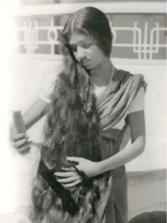 બહુ ઓછા લોકો જાણતા હશે કે લતા મંગેશકરના જન્મ સમયે તેમનું નામ હિના હતું. બાદમાં માતા-પિતાએ તેને બદલીને લતિકા કર્યું હતું.