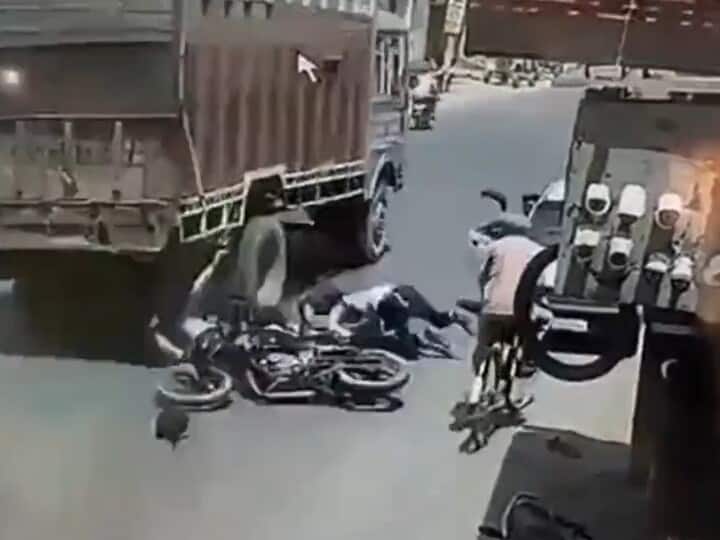Bengaluru Traffic Police Tweets Horrific Accident Video In Message For Drivers Of Parked Cars - Watch Bengaluru Traffic Police Tweets Horrific Accident Video In Message For Drivers Of Parked Cars - Watch