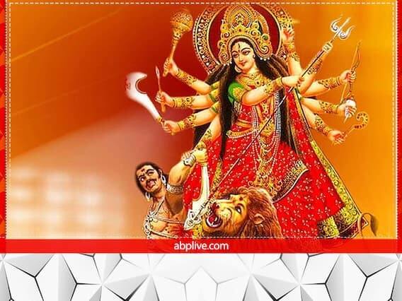 માતાના આ ચરણ અષ્ટમી અને નવમીના દિવસે ઘરના દરવાજે કરવા જોઈએ. આમ કરવાથી ઘરમાં લક્ષ્મીજીનો વાસ થાય છે, ધન અને વૈભવ વધે છે.