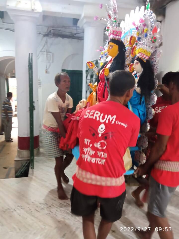 প্রতি বছরের মতো এই বছরও দ্বিতীয়া তিথিতে চোরবাগানের চট্টোপাধ্যায় পরিবারে এলেন মা। বসলেন দালান আলো করে।