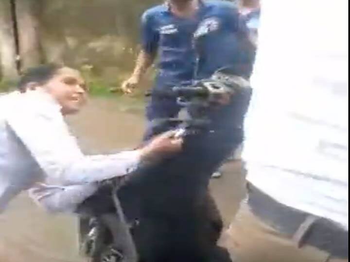 Mumbai News angry man with wife Tries To Run Over scooty on Woman Cop video viral Mumbai News: गुस्साए एक शख्स ने महिला ट्रैफिक पुलिस को कुचलने की कोशिश की