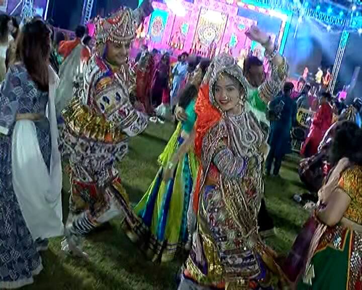 નવલા નોરતાની બીજી રાત્રે મનમૂકી ખેલૈયા ઘૂમ્યાં ગરબે