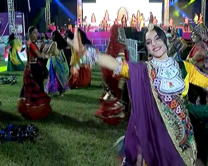 ગરબે ઘૂમી ખેલાડીઓએ માણી ગરબાની મોજ,  સખી સંગ ગરબી ધૂમી કરી માની આરાઘના