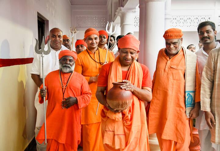 নবরাত্রি উৎসবের প্রথম দিনেই গোরক্ষনাথ মন্দিরে পুজোর কাজে ব্যস্ত মঠের প্রধান এবং উত্তরপ্রদেশের মুখ্য়মন্ত্রী যোগী আদিত্যনাথ। ছবি: পিটিআই