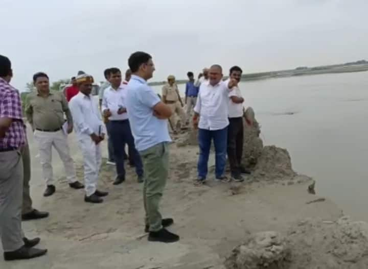 up news gonda due to flood the road near Dhemwaghat was cut, DM gave instructions for repair ann Gonda News: बाढ़ की वजह से ढेमवा घाट के पास सड़क पर कटान, डीएम ने दिए जल्द मरम्मत कराने के निर्देश