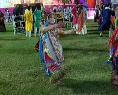 નવલા નોરતાની બીજી રાત્રે રાજ્યભરમાં જામ્યો ગરબાનો રંગ, જુઓ રમઝટ કરતા ખૈલેયાની આકર્ષક તસવીરો