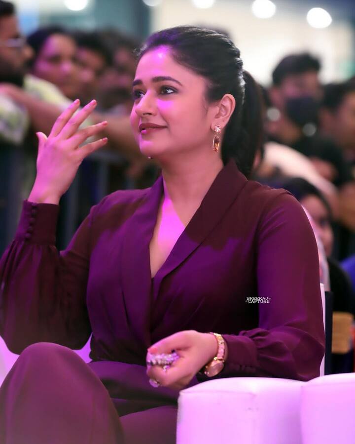 வெளிச்சத்தை போலே நீ வளர்ந்து நின்றாய்....