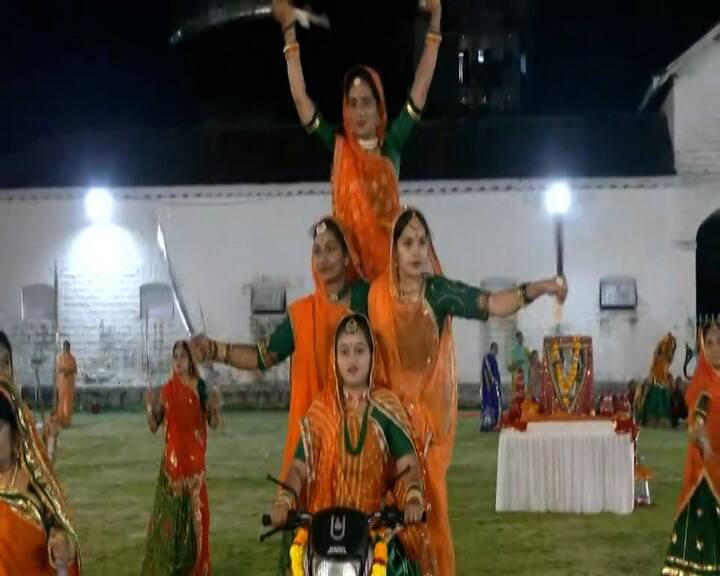 નવરાત્રીમાં ક્ષત્રિય સમાજની બહેનો દ્વારા તલવાર સમેણવામાં આવી હતી.