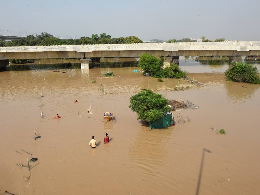 Delhi: Yamuna Continues To Flow Above Danger Mark, Water Level To Drop In Next 3 Days Delhi Yamuna Continues To Flow Above Danger Mark Over 6,500 People Evacuated Likely To Recede In 3 Days Delhi: Yamuna Continues To Flow Above Danger Mark, Water Level To Drop In Next 3 Days