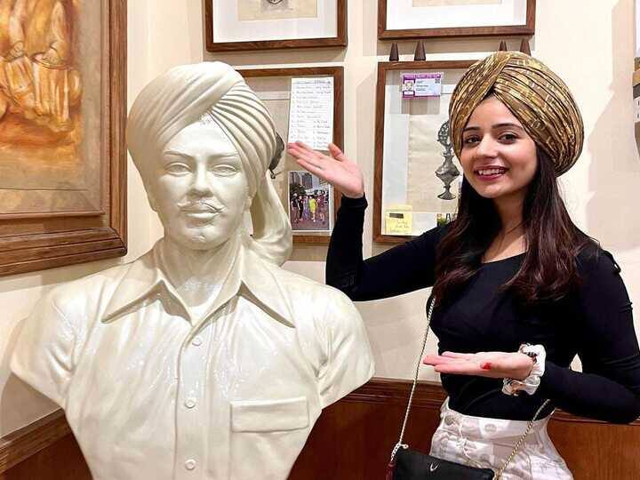 punjabi actress tania pays tribute to shaheed e azam sardar bhagat singh in different way wears turban on her head share post on social media ਪੰਜਾਬੀ ਅਦਾਕਾਰਾ ਤਾਨੀਆ ਨੇ ਸਿਰ ਤੇ ਦਸਤਾਰ ਸਜਾ ਕੇ ਸ਼ਹੀਦ ਭਗਤ ਸਿੰਘ ਨੂੰ ਦਿੱਤੀ ਸ਼ਰਧਾਂਜਲੀ, ਸ਼ੇਅਰ ਕੀਤੀਆਂ ਤਸਵੀਰਾਂ