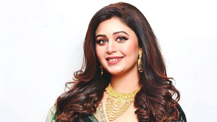 নায়িকা বলছেন, 'আমি পুজোর সময় রান্না করতে ভীষণ ভালোবাসি। তবে এইবছর এত ব্যস্ততা, মনে হয় না সময় পাবো। আর খাওয়া আয়োজনের ব্যাপারে আমি ভীষণ খুঁতখুুঁতে। তাই এইবছর ঠিক করেছি বাইরেই খাওয়া দাওয়া সারব।'